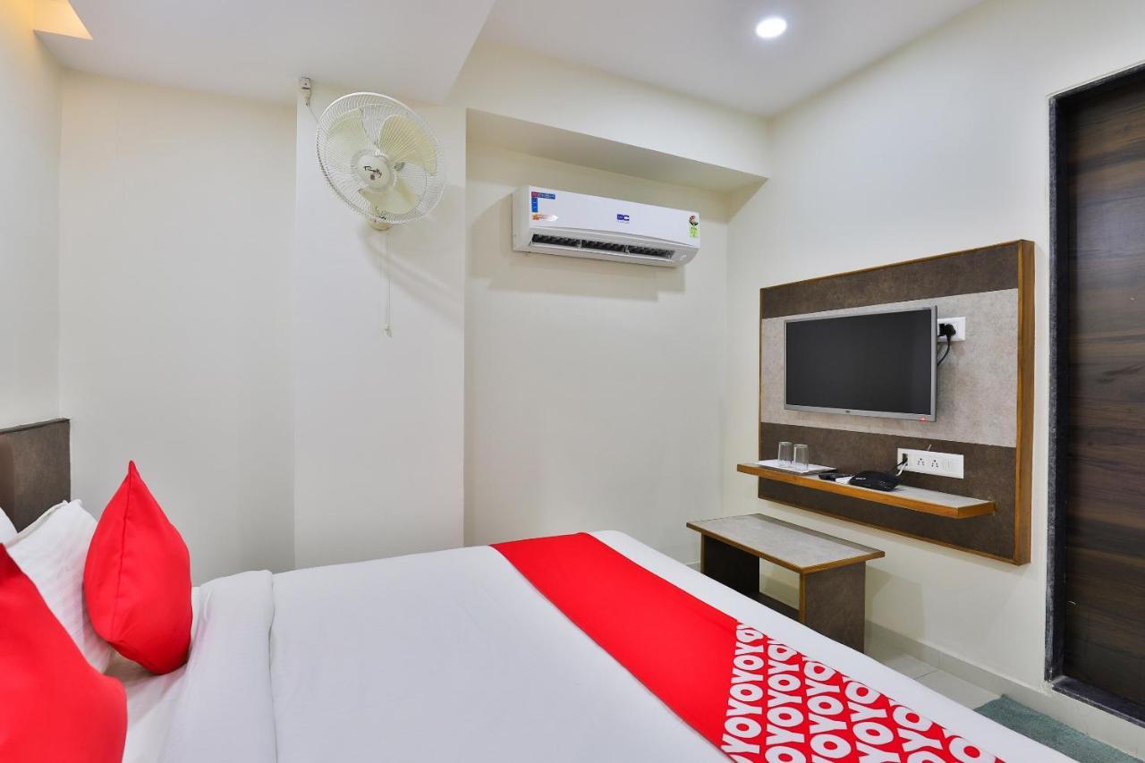 Oyo 25009 Hotel Crystal Ahmedabad Exterior photo